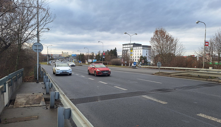 VIDEO: Překvapivý problém na Velkomoravské v Olomouci. Rozbitý mostní závěr přiškrtí rušnou silnici