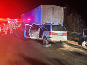 Auto narazilo na D46 poblíž Prostějova do kamionu. Muž a žena střet nepřežili