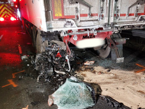 Auto narazilo na D46 poblíž Prostějova do kamionu. Muž a žena střet nepřežili