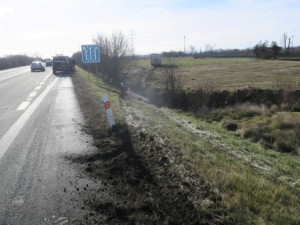 U Říkovic skončil kamion v poli. Řidič nereagoval správně na defekt zadní nápravy, dostal pokutu