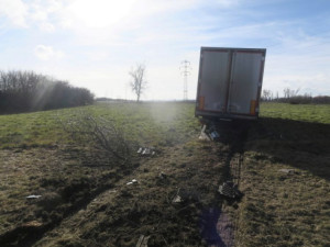 U Říkovic skončil kamion v poli. Řidič nereagoval správně na defekt zadní nápravy, dostal pokutu