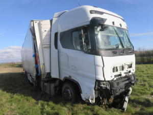U Říkovic skončil kamion v poli. Řidič nereagoval správně na defekt zadní nápravy, dostal pokutu