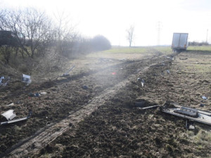 U Říkovic skončil kamion v poli. Řidič nereagoval správně na defekt zadní nápravy, dostal pokutu