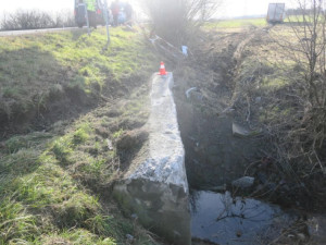 U Říkovic skončil kamion v poli. Řidič nereagoval správně na defekt zadní nápravy, dostal pokutu