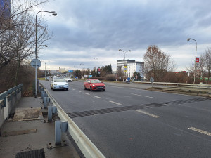 VIDEO: Překvapivý problém na Velkomoravské v Olomouci. Rozbitý mostní závěr přiškrtí rušnou silnici