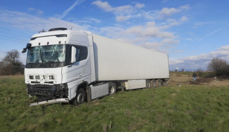 U Říkovic skončil kamion v poli. Řidič nereagoval správně na defekt zadní nápravy, dostal pokutu