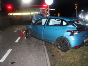 Řidič v Prostějově přehlédl vlak a vjel na přejezd. V autě bylo i dítě, naštěstí se mu nic nestalo