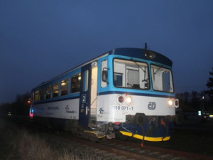 Řidič v Prostějově přehlédl vlak a vjel na přejezd. V autě bylo i dítě, naštěstí se mu nic nestalo