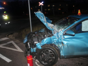 Řidič v Prostějově přehlédl vlak a vjel na přejezd. V autě bylo i dítě, naštěstí se mu nic nestalo