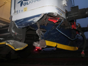 Řidič v Prostějově přehlédl vlak a vjel na přejezd. V autě bylo i dítě, naštěstí se mu nic nestalo