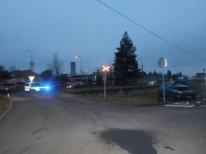 Řidič v Prostějově přehlédl vlak a vjel na přejezd. V autě bylo i dítě, naštěstí se mu nic nestalo