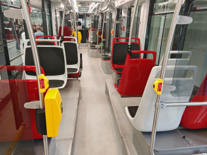Ochrana před kolizí i viry v interiéru. Do olomouckých ulic vyjede první vůz z flotily nových tramvají
