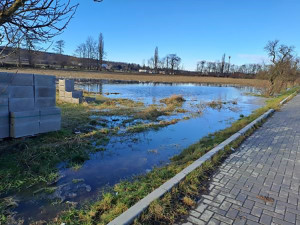 Záplava na okraji Prostějova: firma u potoka nestihla dokončit výkopové práce, u stavidla to nevěděli