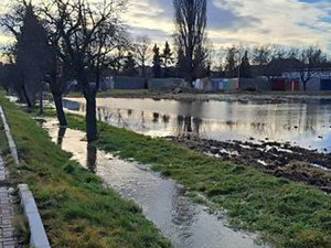 Záplava na okraji Prostějova: firma u potoka nestihla dokončit výkopové práce, u stavidla to nevěděli