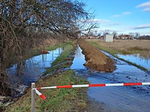 Záplava na okraji Prostějova: firma u potoka nestihla dokončit výkopové práce, u stavidla to nevěděli