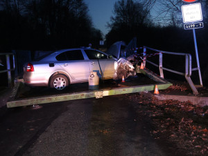 Zpitý šofér urazil podjezdovou bránu na mostě v Litovelském Pomoraví. Přišel o řidičák a putoval do nemocnice