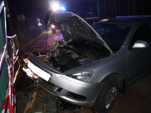 Zpitý šofér urazil podjezdovou bránu na mostě v Litovelském Pomoraví. Přišel o řidičák a putoval do nemocnice