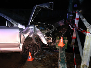 Zpitý šofér urazil podjezdovou bránu na mostě v Litovelském Pomoraví. Přišel o řidičák a putoval do nemocnice