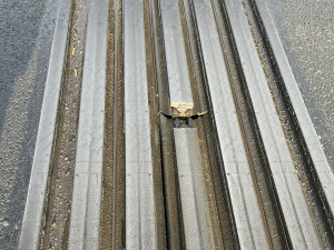 Po Velkomoravské minimálně půl roku v jednom pruhu. Mostní závěr je totálně zničený, oprava bude náročná