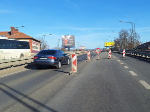 Po Velkomoravské minimálně půl roku v jednom pruhu. Mostní závěr je totálně zničený, oprava bude náročná