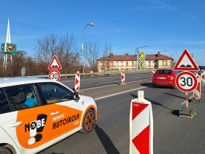 Po Velkomoravské minimálně půl roku v jednom pruhu. Část mostu na průtahu Olomoucí je totálně zničená