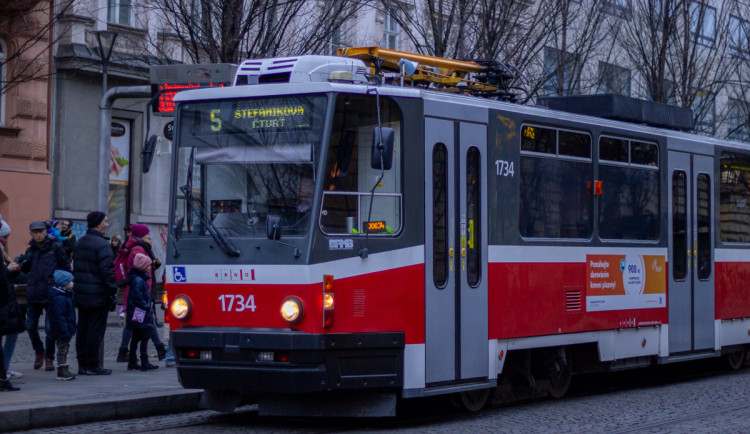Muž bušil pěstmi do šaliny, strážníkům vyhrožoval, že jim zlomí krk. Skončil na záchytce