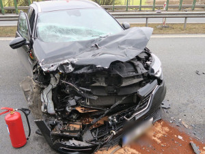Vážná nehoda zablokovala dálnici D35 u Mohelnice, řidička přes dým nepostřehla brzdění kamionu