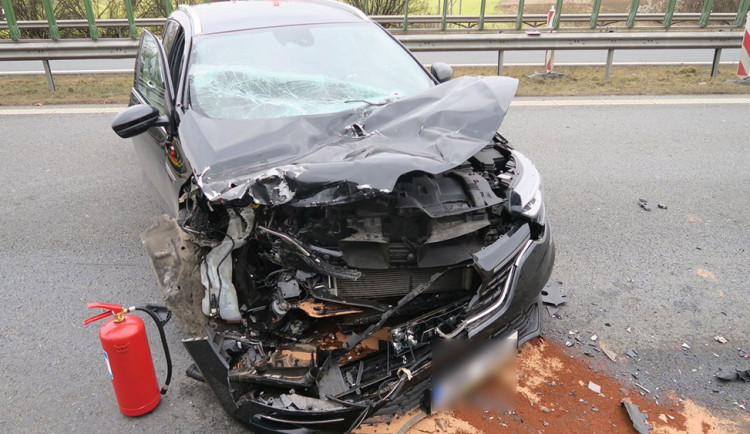 Vážná nehoda zablokovala dálnici D35 u Mohelnice, řidička přes dým nepostřehla brzdění kamionu