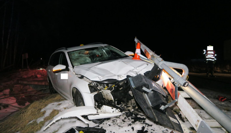 Řídil opilý a povalil železniční závoru