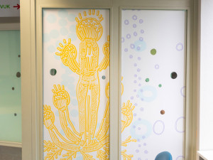 Šumperskou porodnici a urgent zdobí atmosférické prvky. Autorem je výtvarník Josef Zlamal