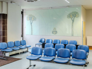 Šumperskou porodnici a urgent zdobí atmosférické prvky. Autorem je výtvarník Josef Zlamal