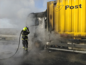 VIDEO: Poštovní kamion na D46 pohltily plameny. Dálniční tah z Olomouce na Prostějov je zavřený