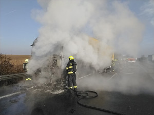 VIDEO: Poštovní kamion na D46 pohltily plameny. Dálniční tah z Olomouce na Prostějov je zavřený