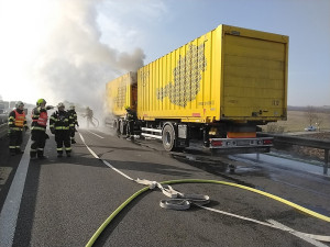 VIDEO: Poštovní kamion na D46 pohltily plameny. Dálniční tah z Olomouce na Prostějov je zavřený