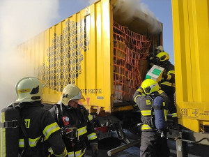 VIDEO: Poštovní kamion na D46 pohltily plameny. Dálniční tah z Olomouce na Prostějov je zavřený
