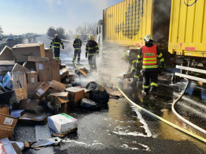 VIDEO: Poštovní kamion na D46 pohltily plameny. Dálniční tah z Olomouce na Prostějov je zavřený