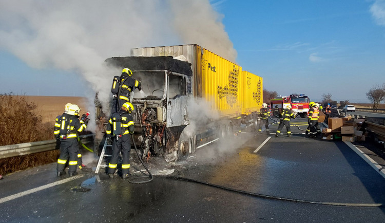 Poštovní kamion na D46 pohltily plameny. Zásah hasičů zavřel tah z Olomouce na Prostějov