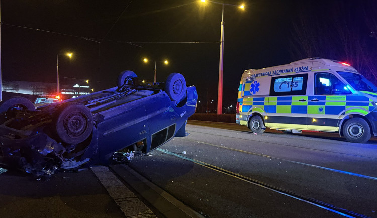 Nezletilý intoxikovaný řidič nad ránem převrátil v Olomouci auto, čtyři lidé utrpěli zranění