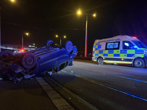 Nezletilý intoxikovaný řidič nad ránem převrátil v Olomouci auto, čtyři lidé utrpěli zranění