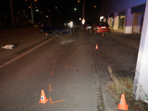 Nezletilý intoxikovaný řidič nad ránem převrátil v Olomouci auto, čtyři lidé utrpěli zranění