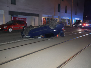 Nezletilý intoxikovaný řidič nad ránem převrátil v Olomouci auto, čtyři lidé utrpěli zranění