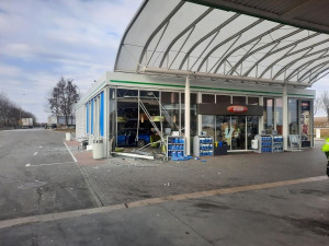 Mladík na D35 u Olomouce nezvládl odbočku na čerpací stanici. Vjel až do prodejny