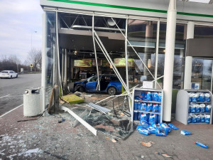 Mladík na D35 u Olomouce nezvládl odbočku na čerpací stanici. Vjel až do prodejny