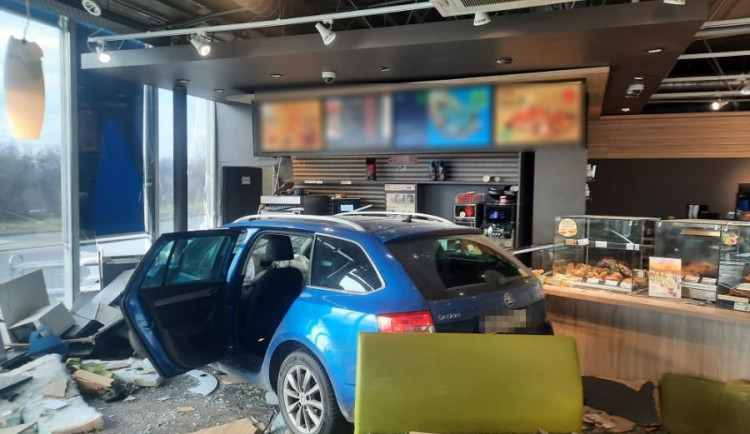 Řidič na dálnici nezvládl odbočku na čerpací stanici. Vjel až do prodejny