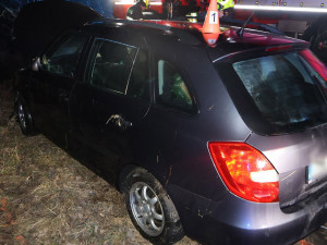 Hasiči lovili Fabii z potoka na okraji Olomouce, opilá řidička přišla o řidičák