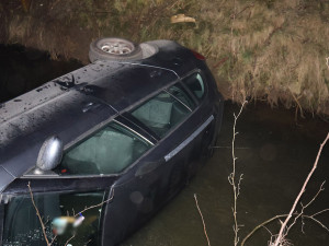 Hasiči lovili Fabii z potoka na okraji Olomouce, opilá řidička přišla o řidičák