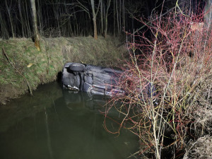 Hasiči lovili Fabii z potoka na okraji Olomouce, opilá řidička přišla o řidičák