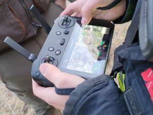 Hasiči ze dvou krajů krotili lesní požár na Šternbersku. Pomáhal i dron s termovizí