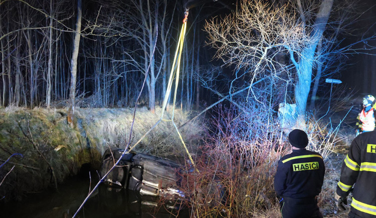 Hasiči lovili fabii z potoka na okraji Olomouce, opilá řidička přišla o řidičák