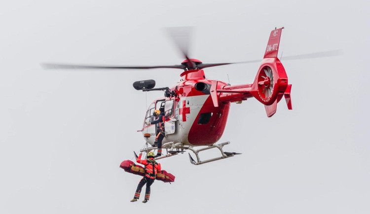 Muže s poraněnou hlavou zachraňoval vrtulník, u Horní Lipové uklouzl v lese. Všude byl led